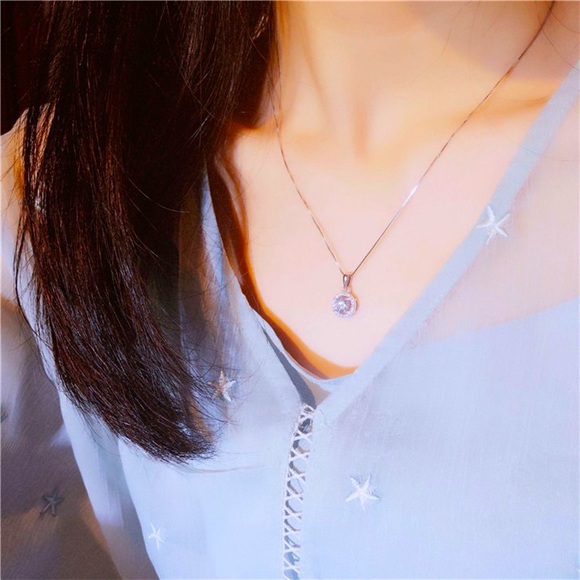 Jewelry - Classic Round Pendant Necklace